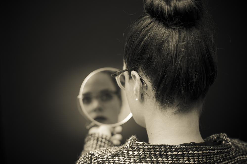 Εξερευνώντας τον συμβολισμό των καθρεφτών: Οι 11 κορυφαίες έννοιες