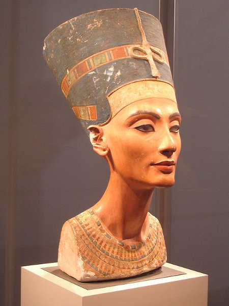 Nefertiti büstü