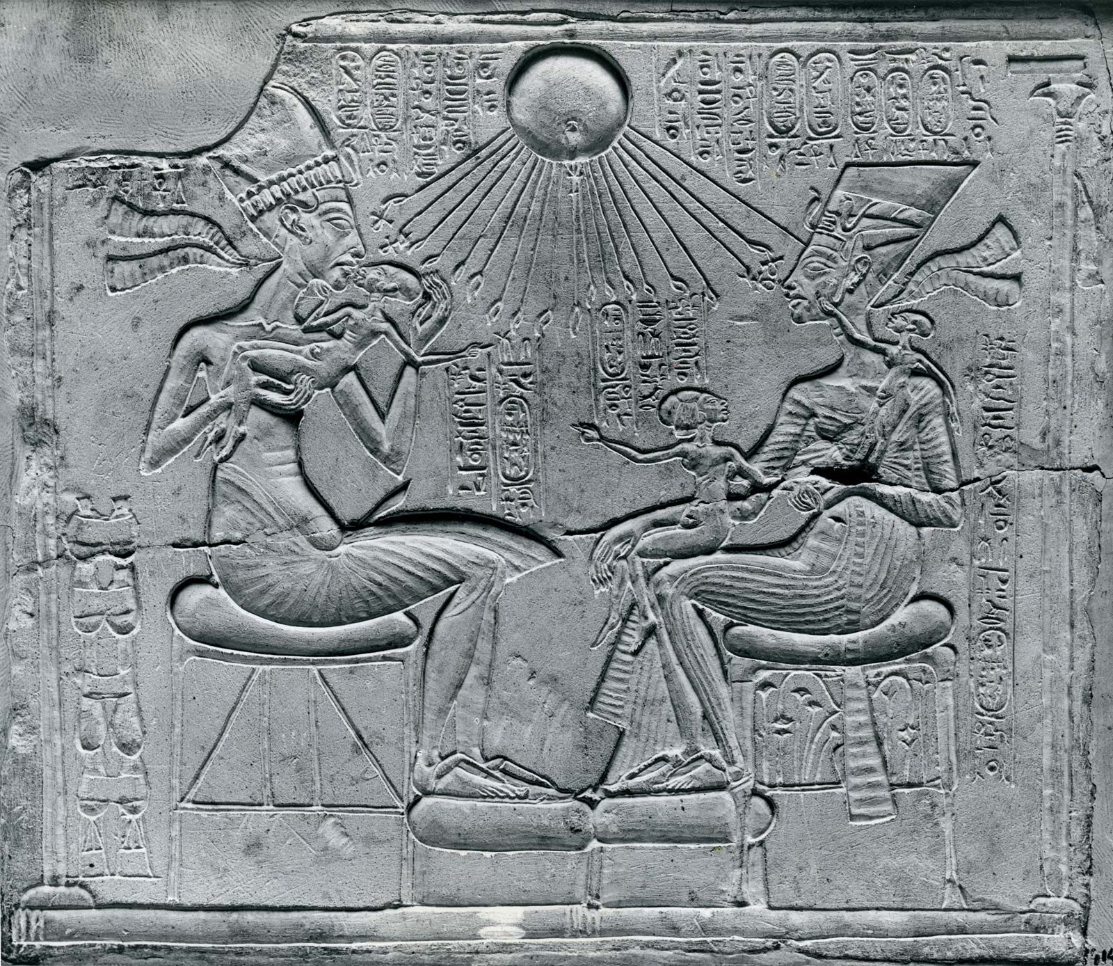 Kraliça Nefertiti: Onun Akhenaten və amp; Mumiya Mübahisəsi